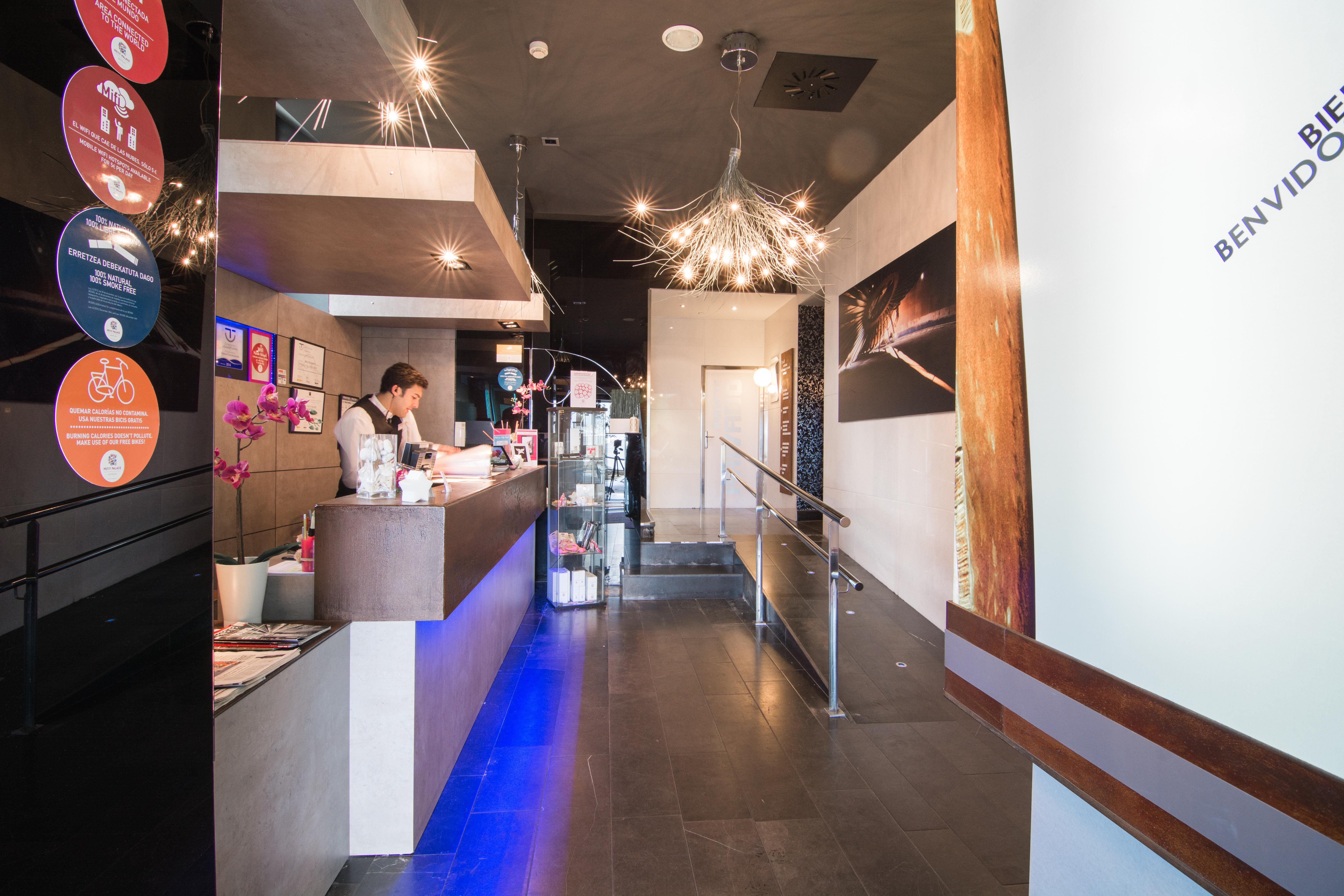 多摩升佩蒂特宫酒店 格乔 外观 照片